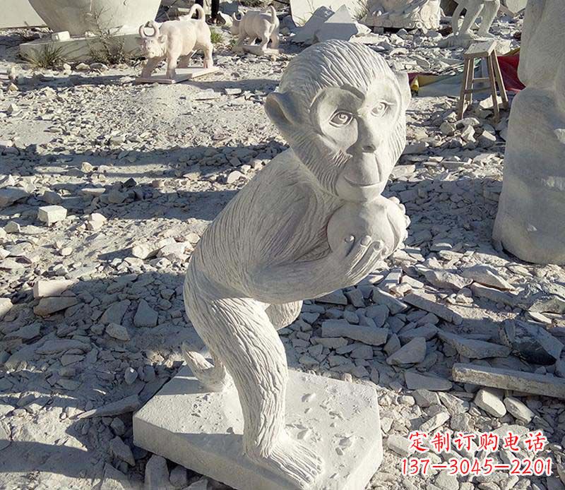 宁波抱桃的猴子动物石雕