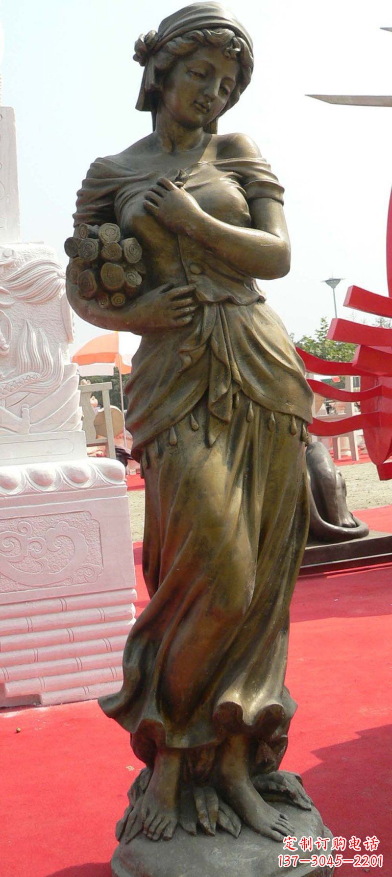 宁波抱着柴火的西方女孩人物铜雕