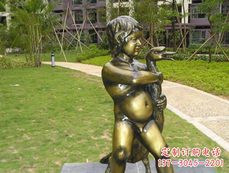 宁波抱着鹅的男孩城市玻璃钢仿铜景观雕塑
