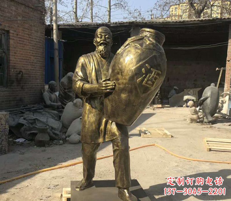 宁波抱着酒坛的人物铜雕