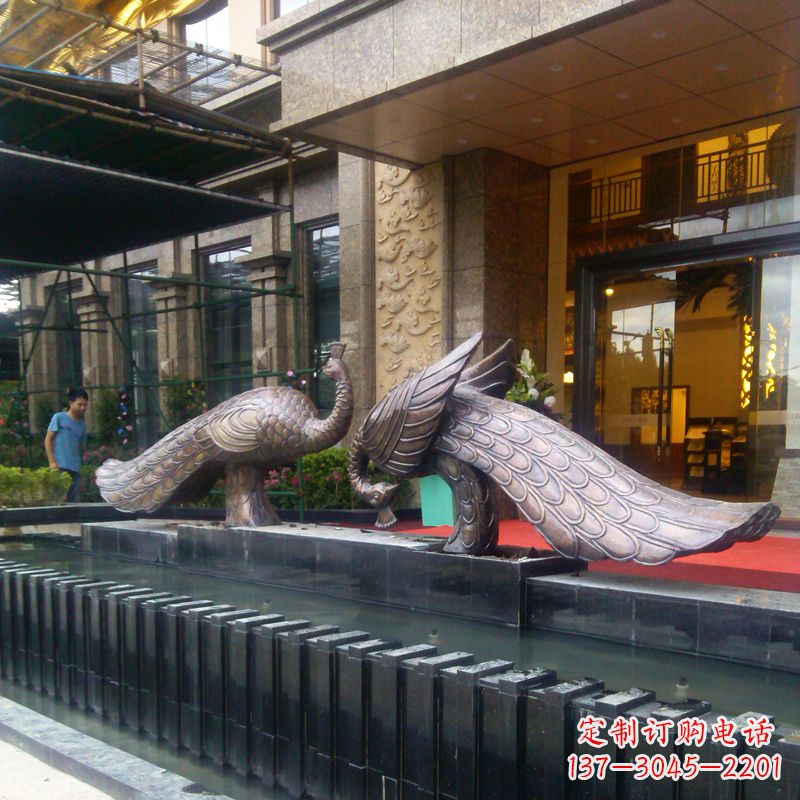 宁波宾馆门口铜雕孔雀