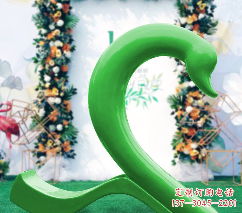 宁波玻璃钢爱心天鹅雕塑（左）