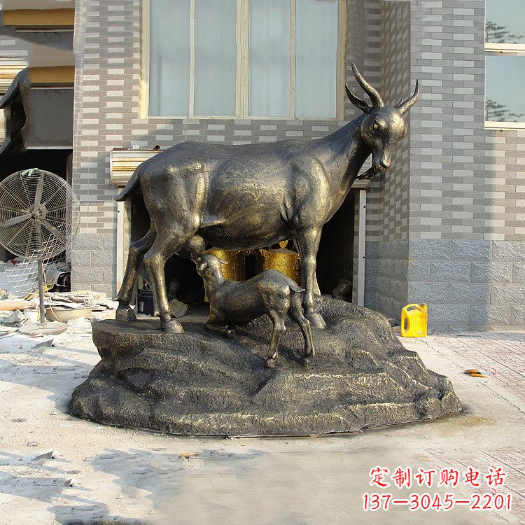 宁波玻璃钢仿铜羔羊跪乳景观动物雕塑