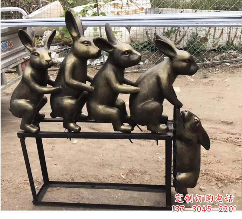宁波玻璃钢兔子雕塑仿铜玩耍的兔子