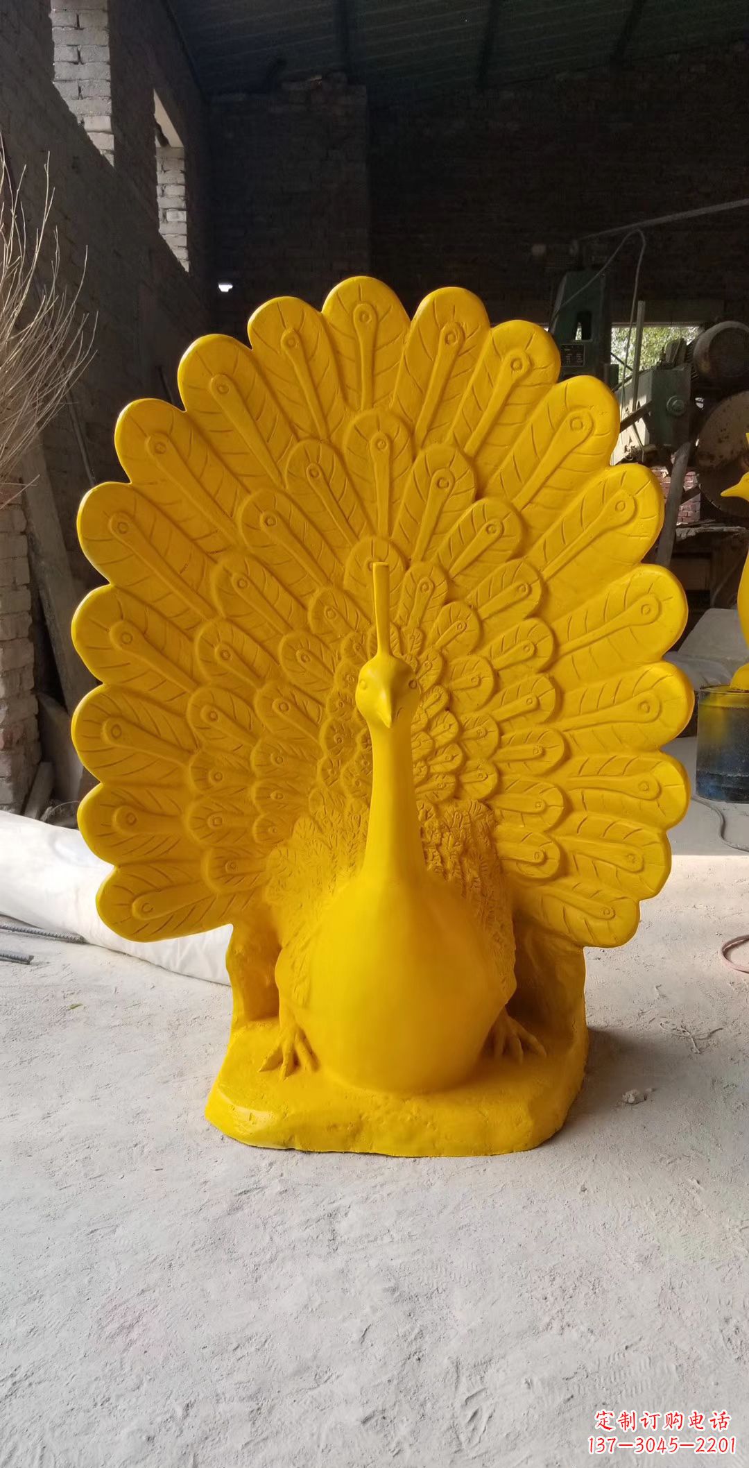 宁波玻璃钢制作的孔雀雕塑