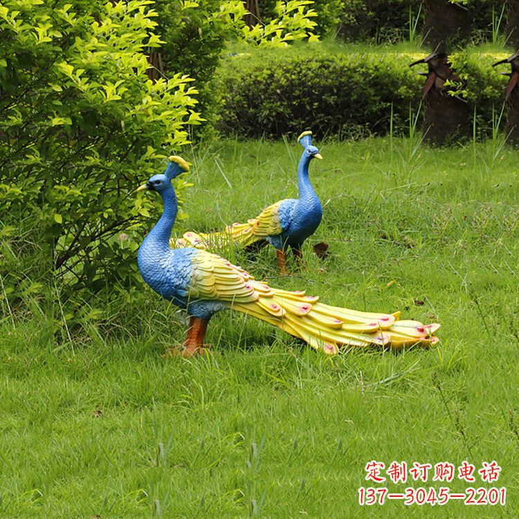 宁波玻璃钢孔雀雕塑——艺术点缀公园草坪