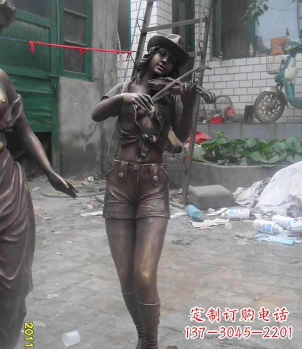 宁波玻璃钢美女演奏仿铜人物雕塑