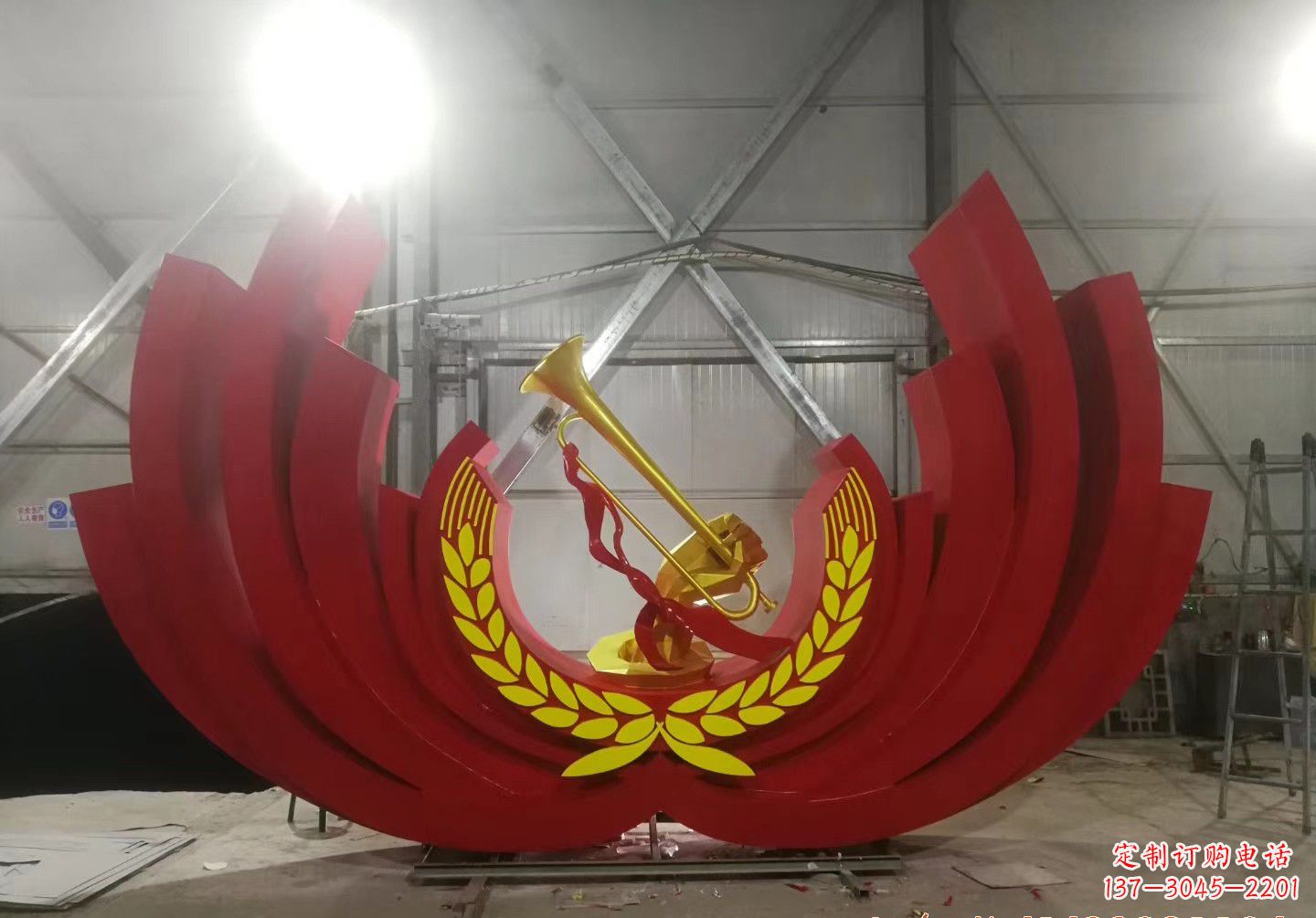 宁波不锈钢冲锋号雕塑缅怀英雄，祝福未来