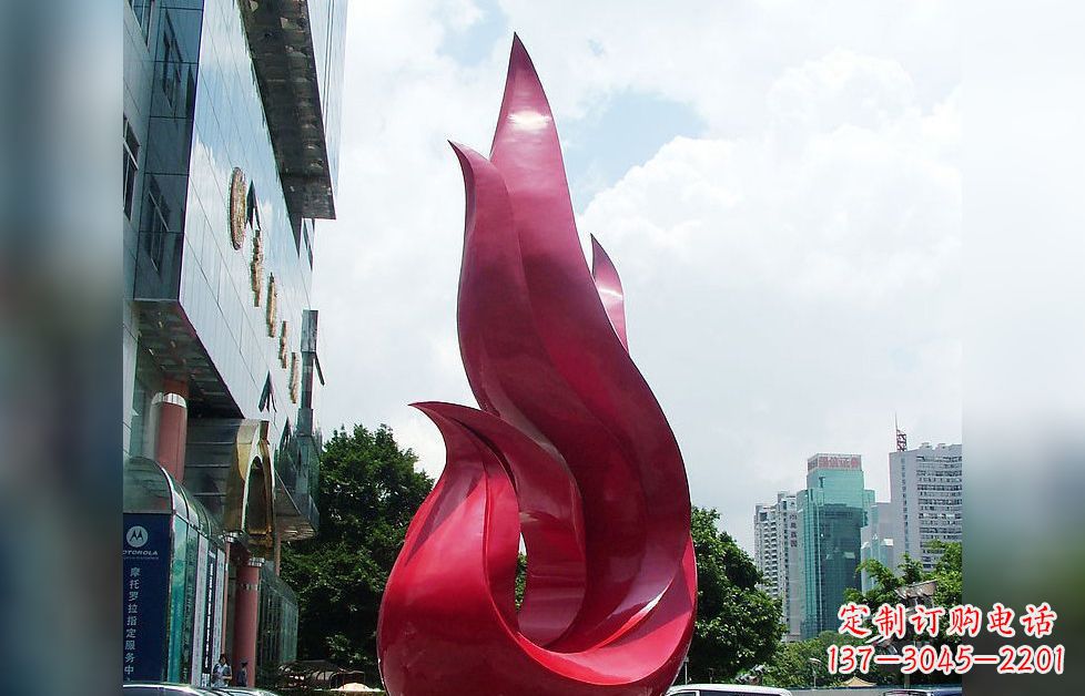 宁波孔雀广场的不锈钢雕塑