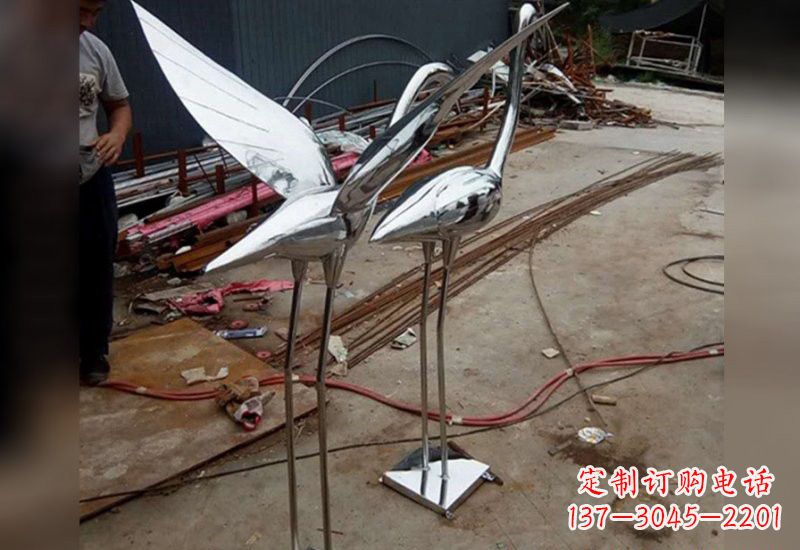 宁波不锈钢仙鹤雕塑象征着美丽与和谐