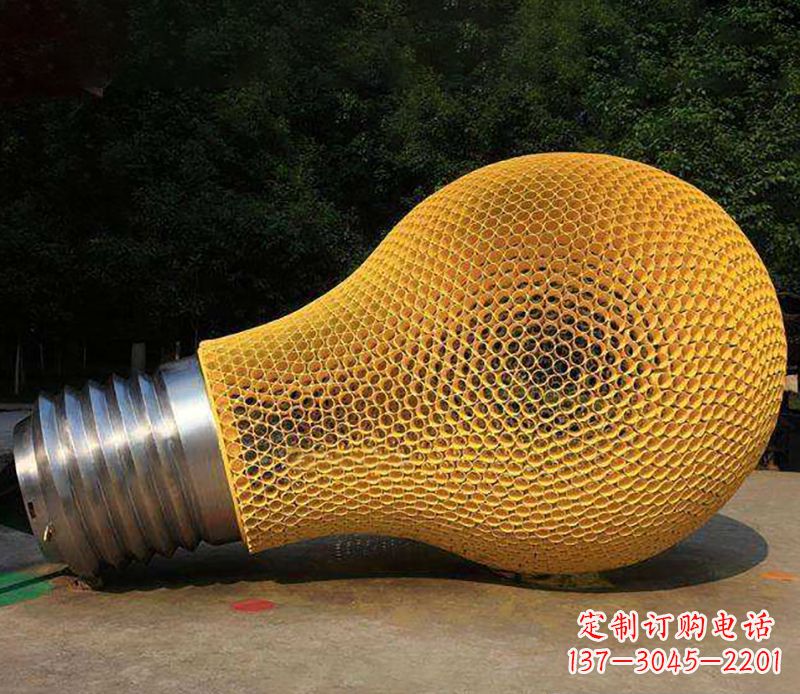 宁波不锈钢灯泡雕塑灯光下的美丽