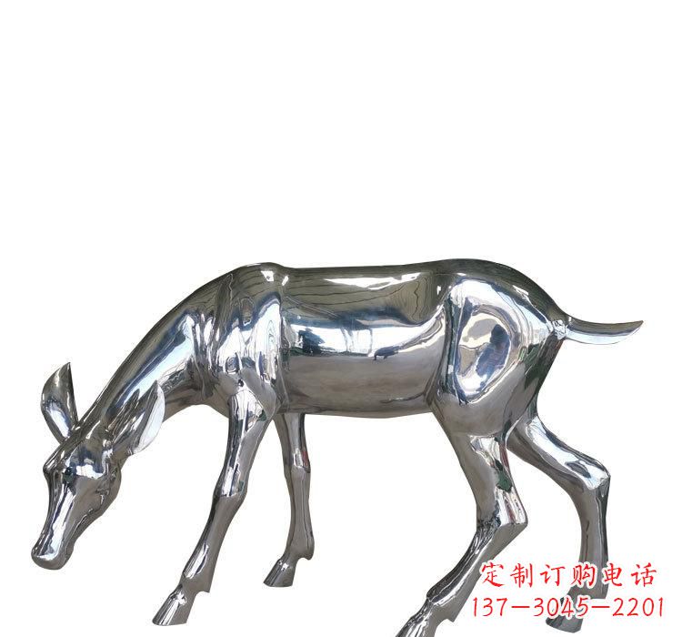 宁波不锈钢公园草坪上的鹿雕塑——让美景更加完美