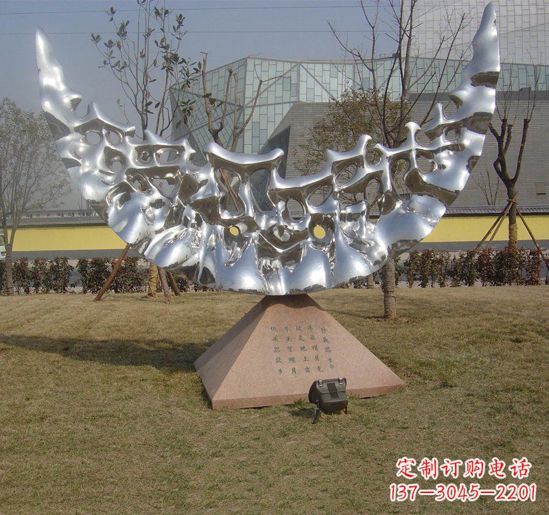 宁波不锈钢月亮雕塑象征着无尽的美丽