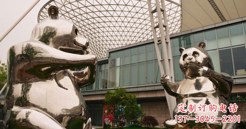 宁波不锈钢公园动物镜面熊猫雕塑