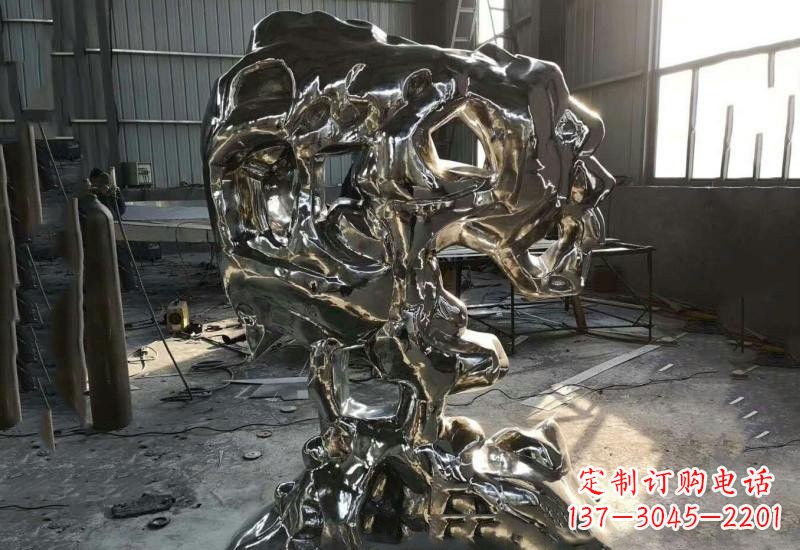宁波太湖石雕塑不锈钢公园的镜面之美