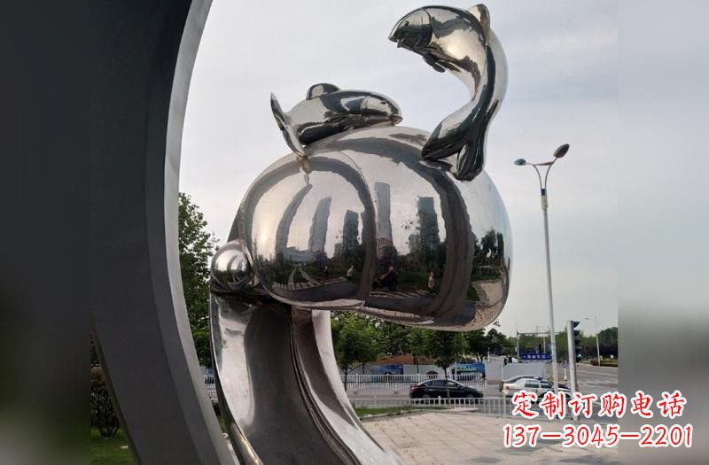 宁波海浪下的海鸥雕塑