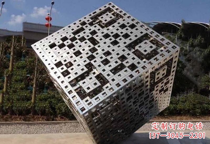 宁波不锈钢广场上的魔方雕塑