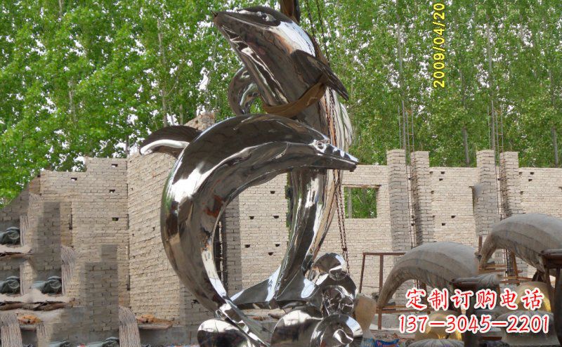 宁波海豚之美不锈钢海边雕塑