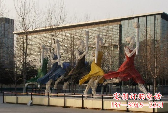 宁波不锈钢火炬手雕塑象征着永恒的精神