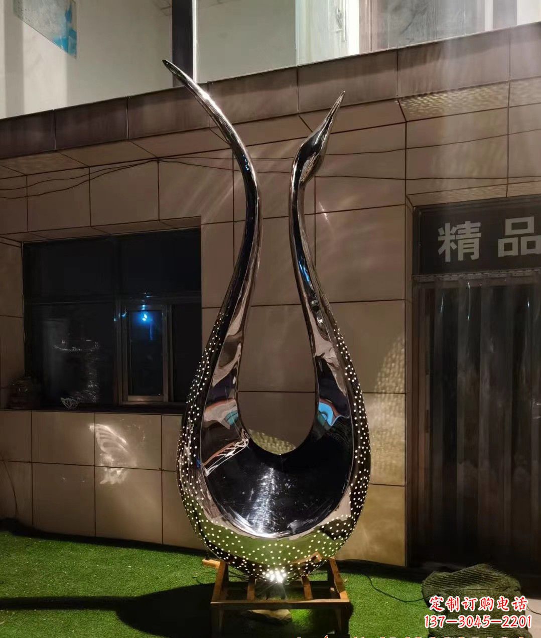 宁波不锈钢镜面天鹅雕塑——象征着美丽与坚强