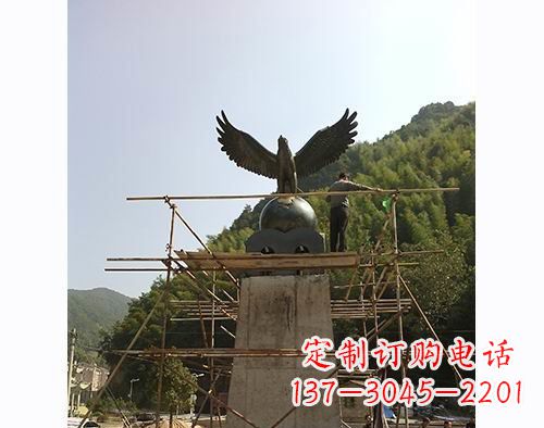 宁波不锈钢老鹰踩地球雕塑缅怀大自然之美