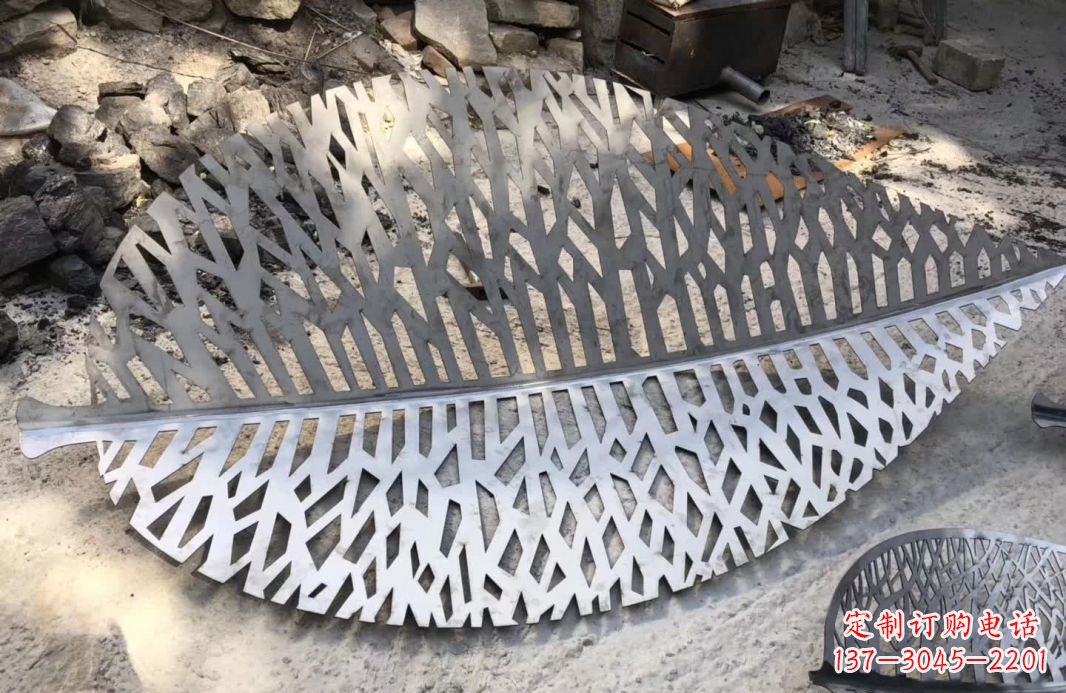 宁波不锈钢镂空树叶雕塑艺术的精美结合