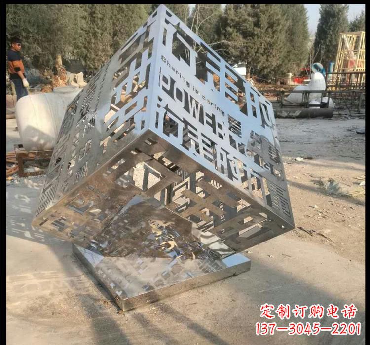 宁波不锈钢艺术镂空魔方雕塑给空间带来新的灵感