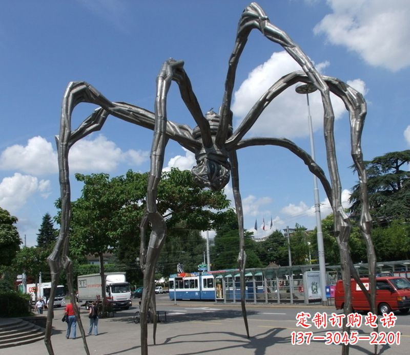 宁波蜘蛛侠雕塑点缀不锈钢的景观