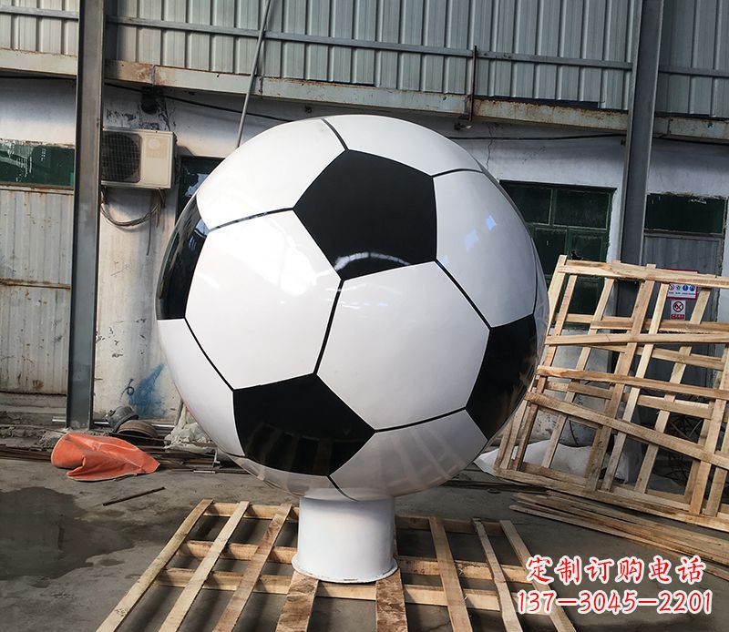 宁波激发足球热情的不锈钢足球雕塑