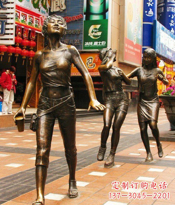 宁波步行街逛街的女孩人物铜雕