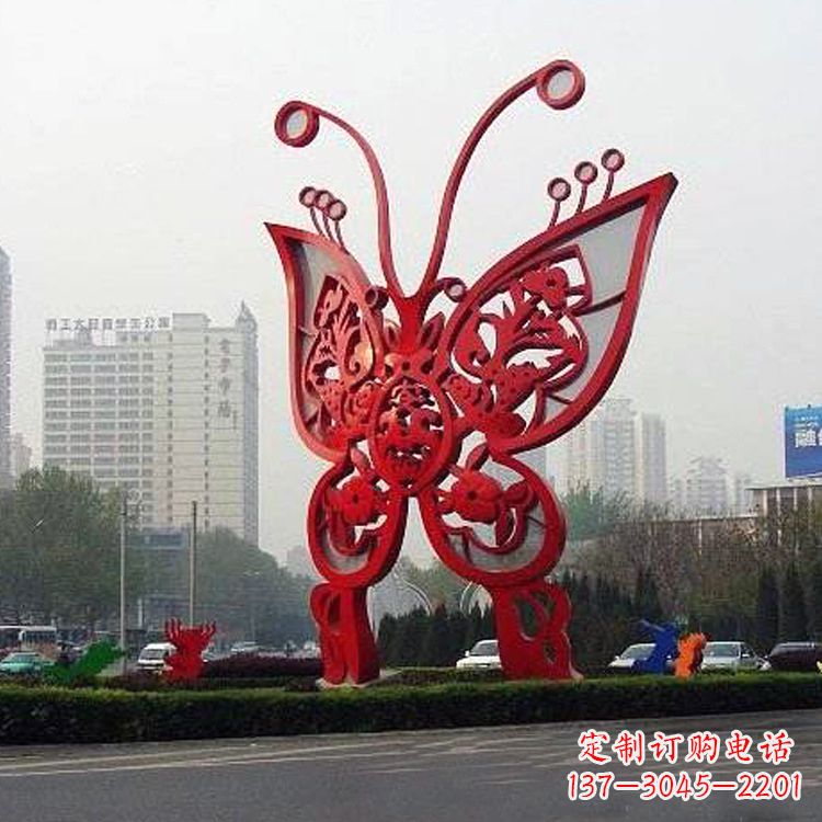 宁波绿化带上的大型红色蝴蝶雕塑