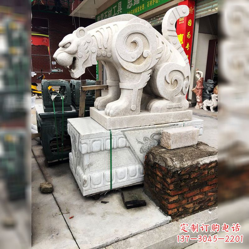宁波大理石广场大门上的精美豹子雕塑