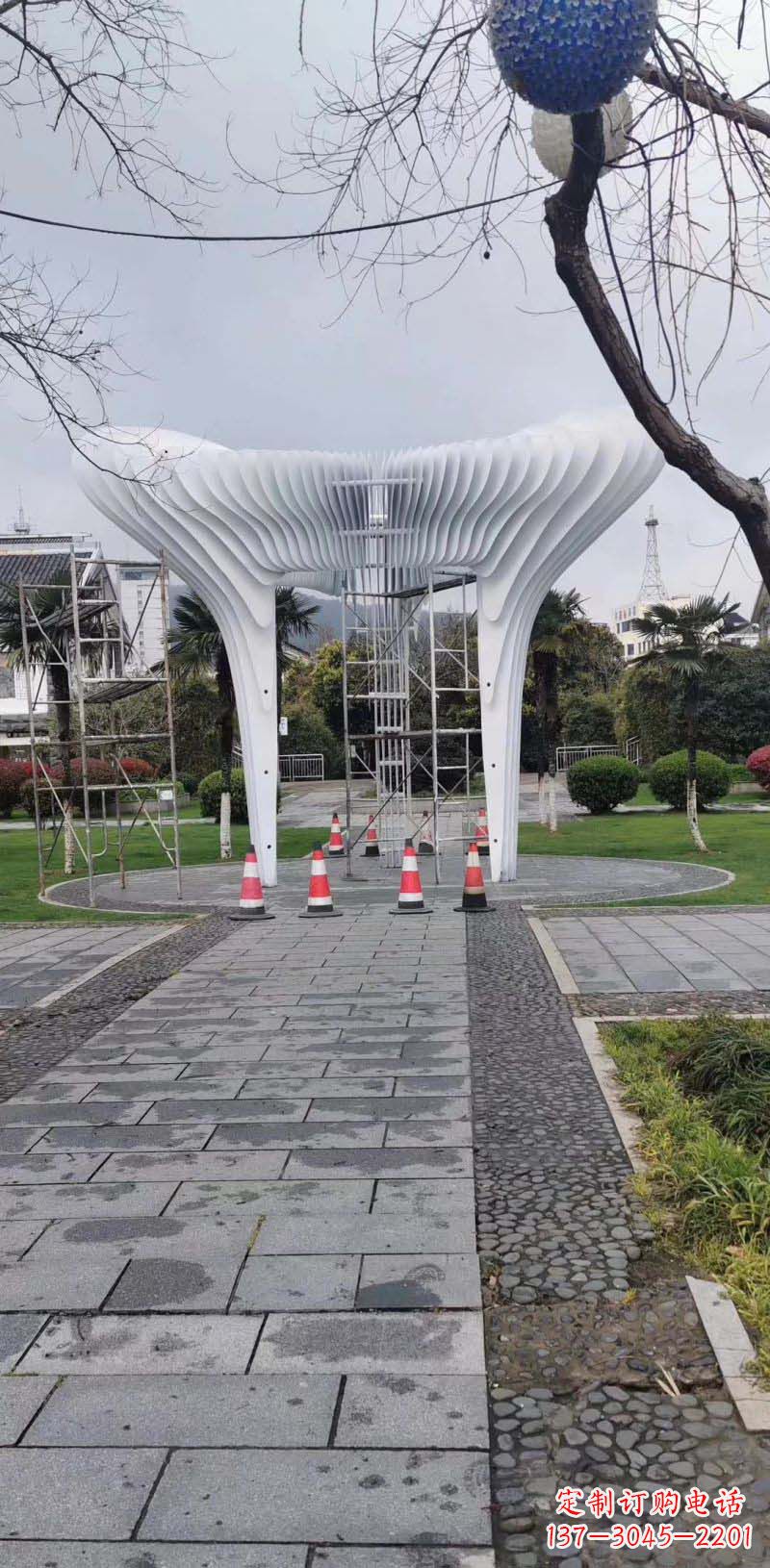 宁波拱门雕塑融入现代设计的古典美感