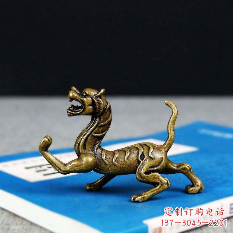 宁波金色纯铜铸造的白虎雕塑