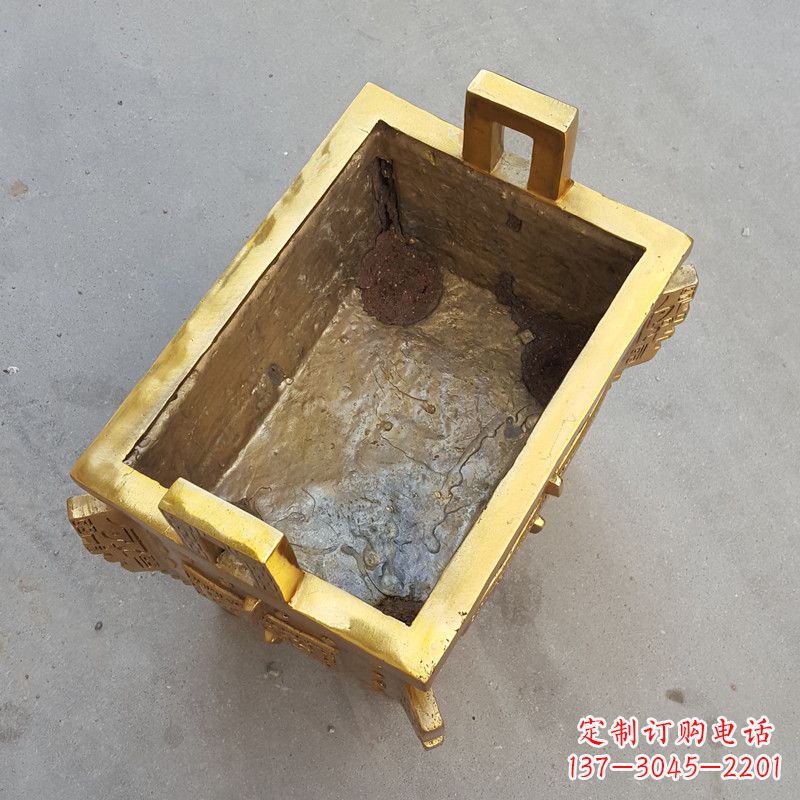 宁波以纯铜铸造的金色香炉鼎