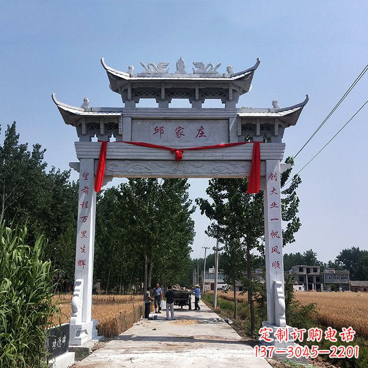 宁波古村落中的石牌坊雕塑
