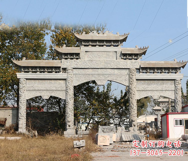 宁波村镇门口的石雕牌坊展现精湛工艺