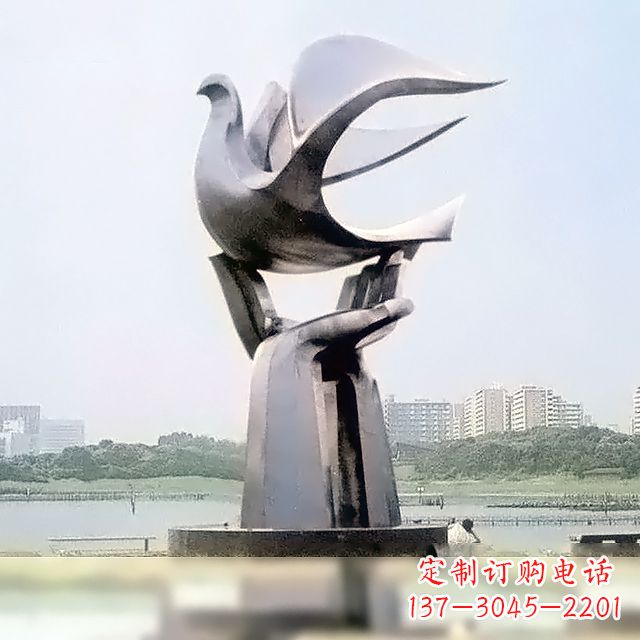 宁波雕像上面站一只鸽子
