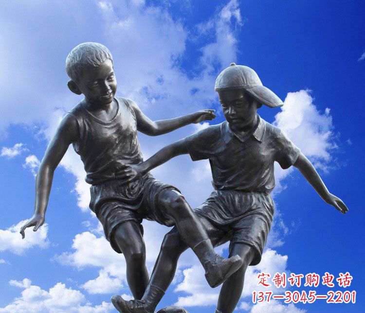 宁波校园玻璃钢仿铜儿童踢球景观雕塑