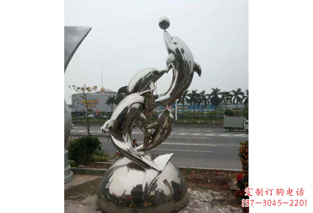 宁波公园不锈钢顶球的海豚雕塑