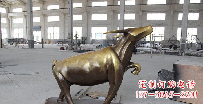 宁波公园抽象小牛动物铜雕