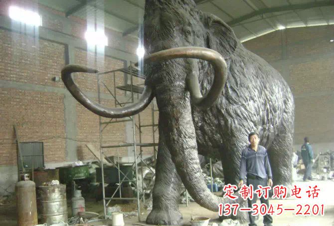 宁波公园动物长毛象铜雕