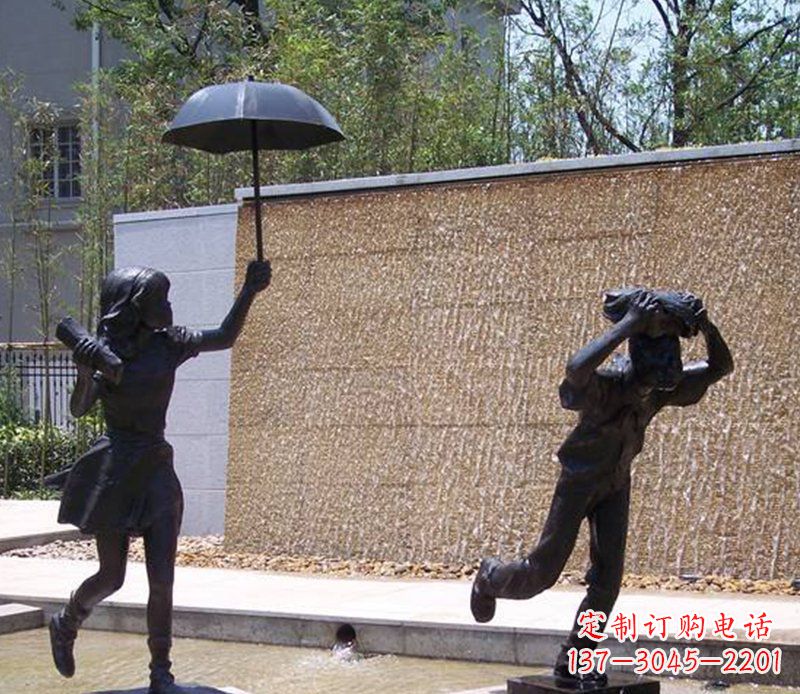 宁波公园躲雨的小男孩和打伞的小女孩人物小品铜雕
