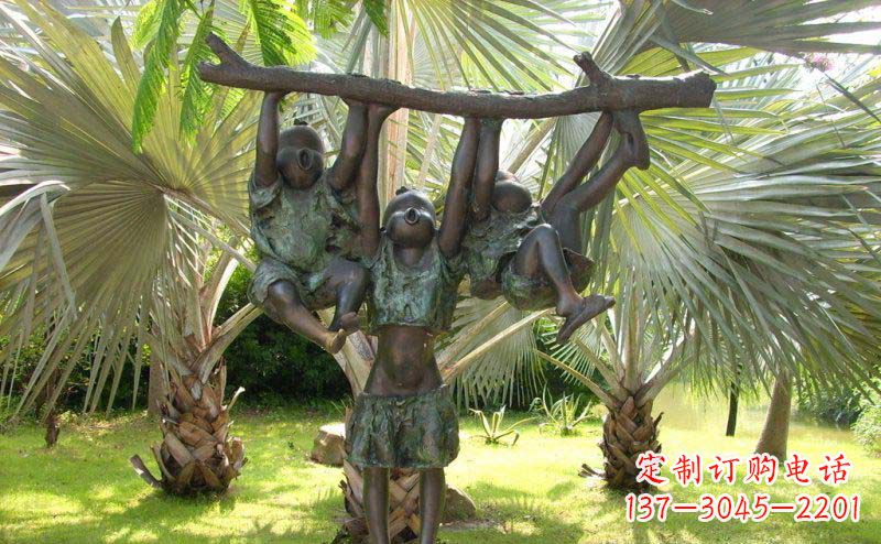 宁波公园扶着树枝玩耍的儿童小品铜雕