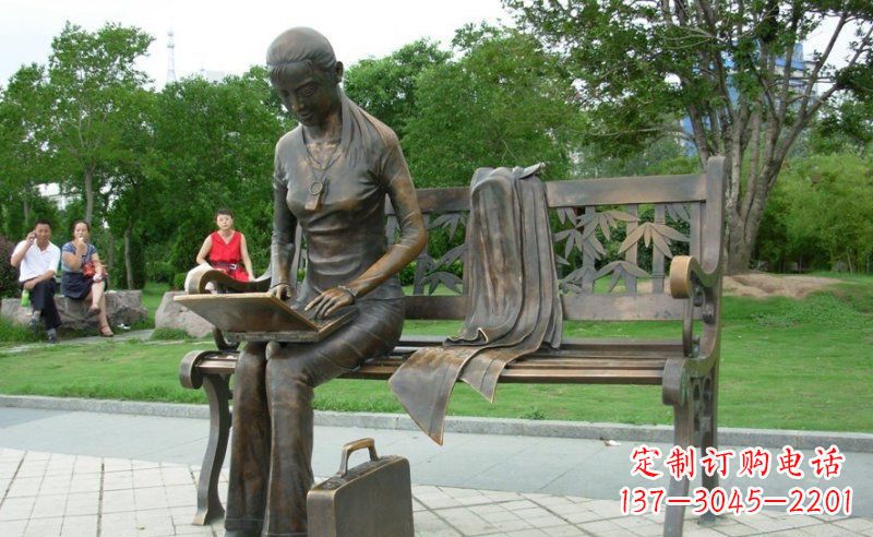 宁波公园看电脑的女孩人物铜雕