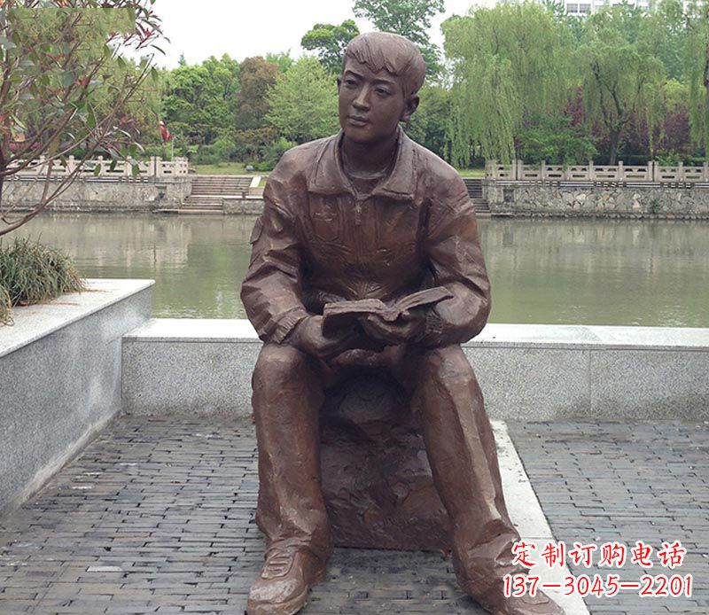 宁波公园看书的男人铜雕