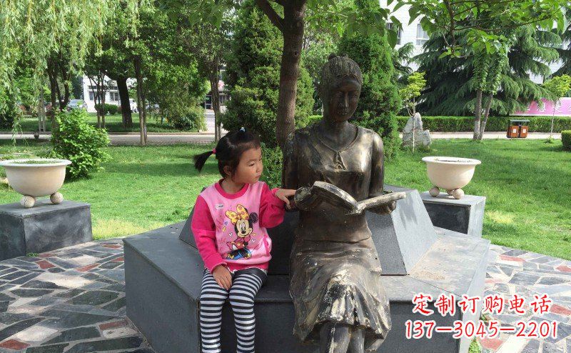 宁波公园看书的女孩人物铜雕