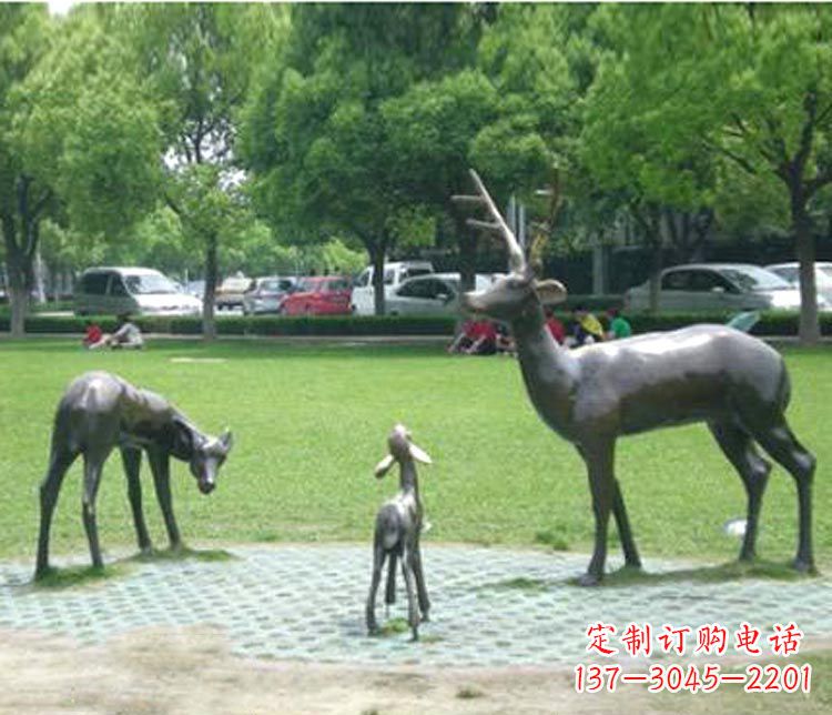 宁波梦幻般的雕塑——梅花鹿一家三口铜雕