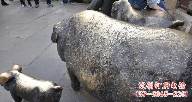 宁波公园精美母子猪铜雕