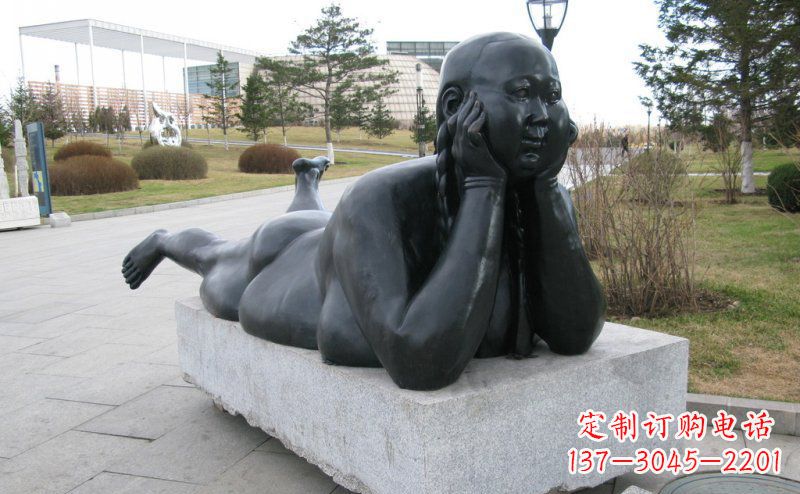 宁波公园趴着的胖女孩景观铜雕